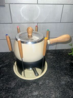 6 person Enamel Cream Fondue Pot Set with Wooden Handles. Seems NWOT